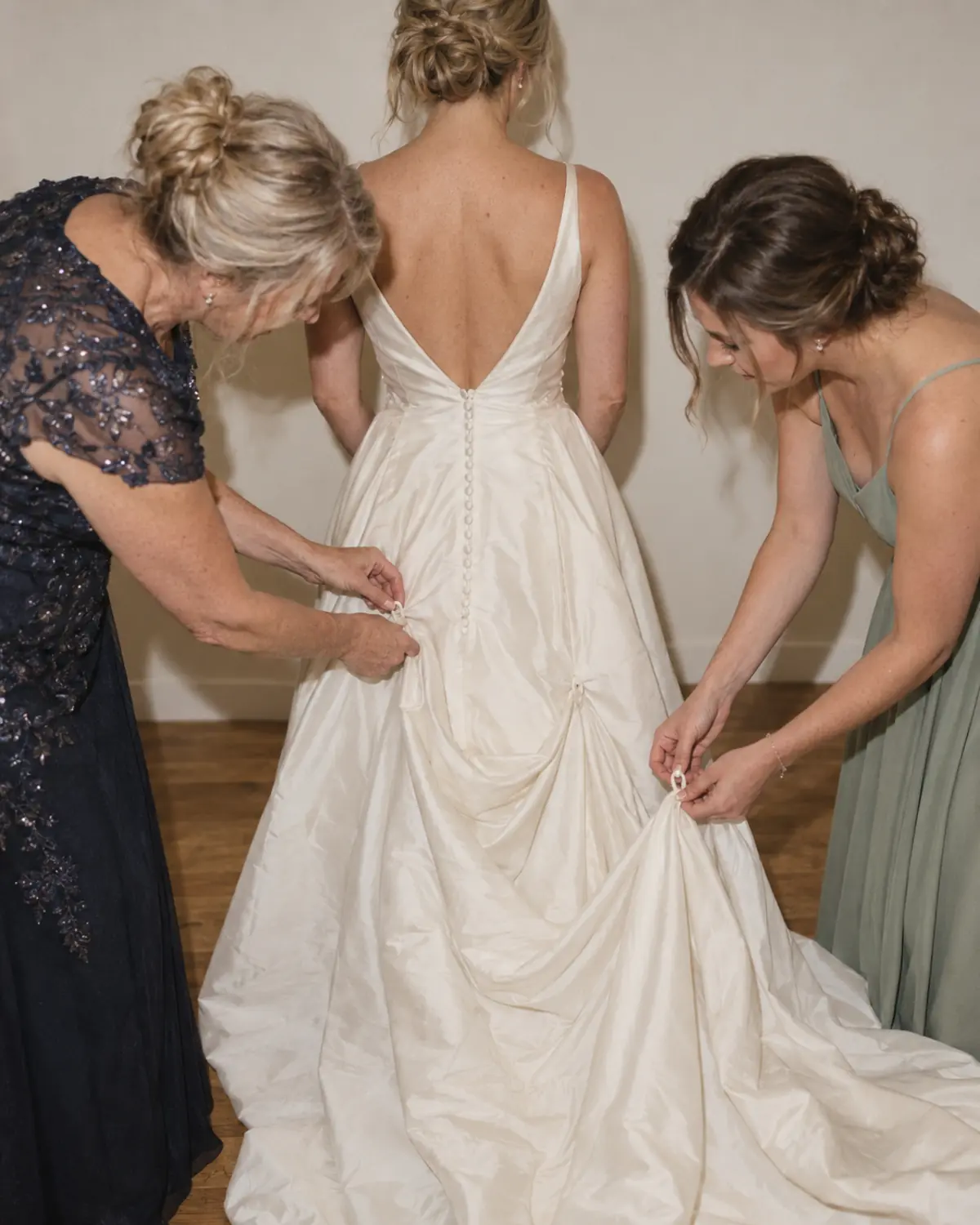how-to-fasten-wedding-dress-bustle How to fasten a wedding dress bustle